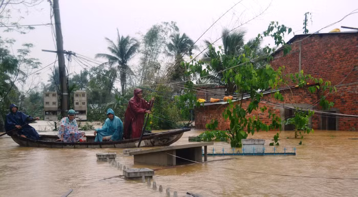 Bốn thủy điện lớn ở miền Trung ào ạt xả lũ, hạ du ngập nặng (GDVN) - Bốn thủy điện lớn ở khu vực miền Trung đồng loạt xả lũ với lưu lượng khiến vùng hạ nguồn càng chìm sâu trong biển nước.