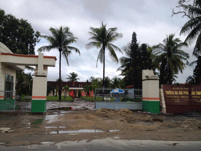 Hàng trăm sinh viên phập phồng, lo lắng vì Trường bị thu hồi đất (GDVN) - “Tối hậu thư” yêu cầu trả mặt bằng trước ngày 1-12 nhưng nhà trường vẫn chưa tìm được cơ sở mới khiến hàng trăm sinh viên lo lắng, không biết sẽ học ở đâu. Hàng trăm sinh viên phập phồng, lo lắng vì Trường bị thu hồi đất (GDVN) - “Tối hậu thư” yêu cầu trả mặt bằng trước ngày 1-12 nhưng nhà trường vẫn chưa tìm được cơ sở mới khiến hàng trăm sinh viên lo lắng, không biết sẽ học ở đâu.