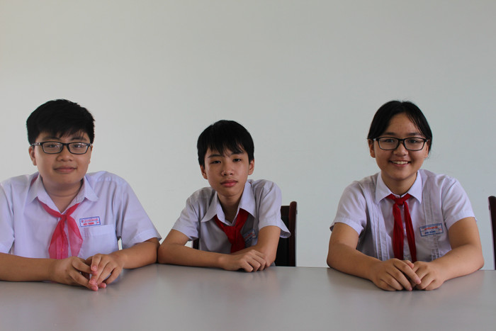 Bộ ba lớp 8/2 viết phần mềm học Lịch sử độc đáo, sáng tạo. (Ảnh: AN)