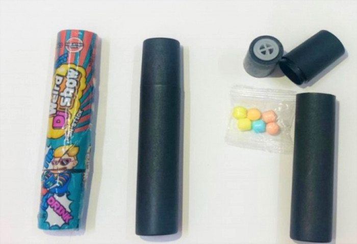 Loại keo đồ chơi mà các học sinh ăn và ngậm thổi dẫn đến ngộ độc. Ảnh: VS Loại keo đồ chơi mà các học sinh ăn và ngậm thổi dẫn đến ngộ độc. Ảnh: VS