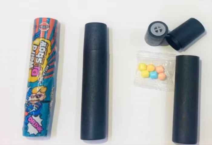 Loại keo đồ chơi mà các học sinh ăn và ngậm thổi dẫn đến ngộ độc. Ảnh: VS