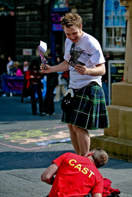 Nhòm gì đấy tên kia? Giống nhau cả thôi