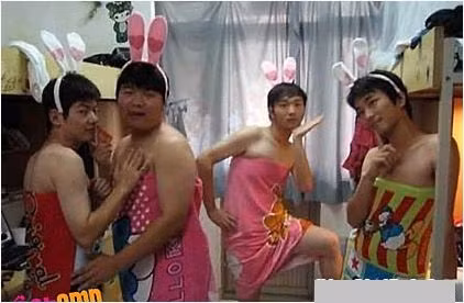 Không có điều kiện ra biển, chúng mình chơi trò "thỏ nhí" vậy