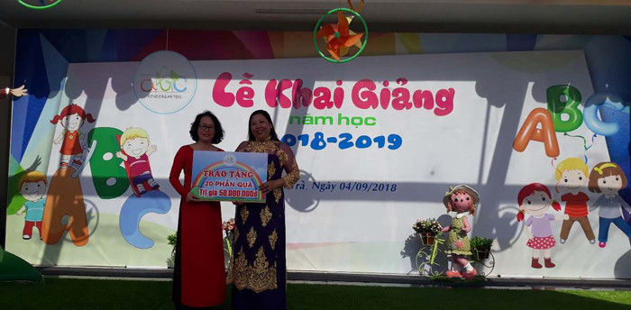 Tặng quà cho các giáo viên có hoàn cảnh khó khăn trong ngày khai giảng. Ảnh: AN Tặng quà cho các giáo viên có hoàn cảnh khó khăn trong ngày khai giảng. Ảnh: AN