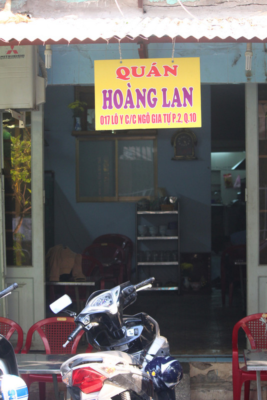 Quán cafe nhỏ của em gái nghệ sĩ Hoàng Lan tại chung cư Ngô Gia Tự, hàng ngày nơi đây khá vắng khách. Quán cafe nhỏ của em gái nghệ sĩ Hoàng Lan tại chung cư Ngô Gia Tự, hàng ngày nơi đây khá vắng khách.