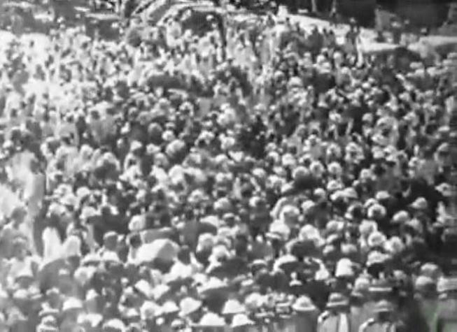 Hàng triệu đồng bào ta từ khắp mọi miền về tại quảng trường Ba Đình tham gia buổi lễ Hàng triệu đồng bào ta từ khắp mọi miền về tại quảng trường Ba Đình tham gia buổi lễ