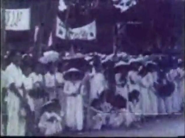 Những khẩu hiệu: "Thề giữ độc lập", "ủng hộ chính phủ lâm thời, ủng hộ chủ tịch Hồ Chí Minh" được quần chúng nhân dân mang đến tại buổi lễ mit-tinh Những khẩu hiệu: "Thề giữ độc lập", "ủng hộ chính phủ lâm thời, ủng hộ chủ tịch Hồ Chí Minh" được quần chúng nhân dân mang đến tại buổi lễ mit-tinh