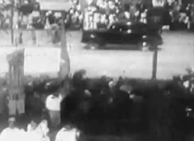 Đoạn phim tư liệu ngắn ghi lại buổi mít-tinh tại quảng trường Ba - Đình, với đông đảo đồng bao trong cả nước tham gia, tại đây chủ tịch Hồ Chí Minh đã thay mặt chính phủ lâm thời đọc bản Tuyên ngôn độc lập khai sinh nước Việt Nam dân chủ cộng hòa. Những bức ảnh được cắt từ đoạn phim tư liệu đó. Đoạn phim tư liệu ngắn ghi lại buổi mít-tinh tại quảng trường Ba - Đình, với đông đảo đồng bao trong cả nước tham gia, tại đây chủ tịch Hồ Chí Minh đã thay mặt chính phủ lâm thời đọc bản Tuyên ngôn độc lập khai sinh nước Việt Nam dân chủ cộng hòa. Những bức ảnh được cắt từ đoạn phim tư liệu đó.