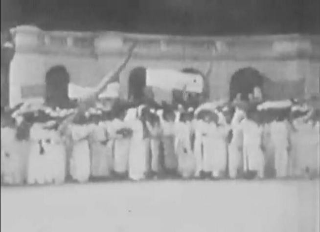 Đông đảo nhân dân Hà Nội, thanh niên, phụ nữ các giới đến tham gia buổi lễ Đông đảo nhân dân Hà Nội, thanh niên, phụ nữ các giới đến tham gia buổi lễ