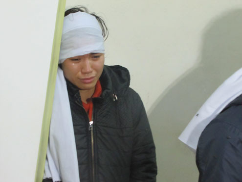 Chị Nguyễn Thị Phương, bạn gái của Công Hùng chết lặng trong góc nhà. Ảnh: Nguyên Khoa Chị Nguyễn Thị Phương, bạn gái của Công Hùng chết lặng trong góc nhà. Ảnh: Nguyên Khoa