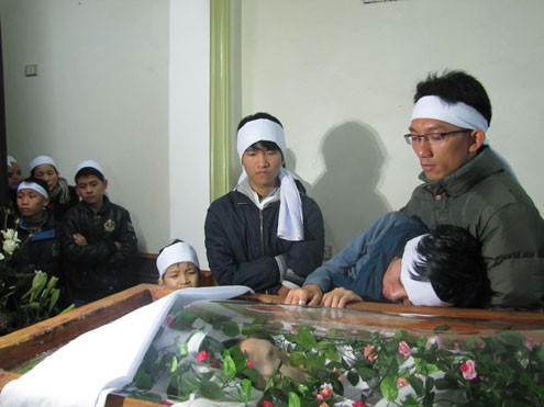 Người thân trong gia đình bên linh cữu Công Hùng. Ảnh: Nguyên Khoa Người thân trong gia đình bên linh cữu Công Hùng. Ảnh: Nguyên Khoa