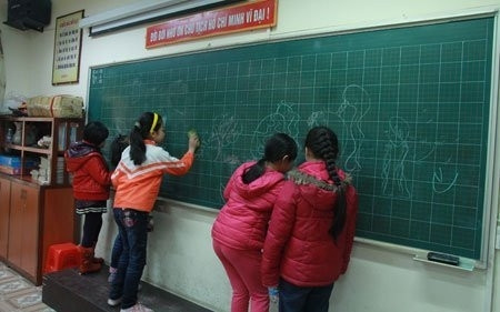 Một số phụ huynh vì bận làm bù cho đợt nghỉ Tết dương lịch vẫn mang con tới gửi ở nhà trường. Trong ảnh: Các học sinh Trường TH Dịch Vọng B đang vui đùa trong lớp. (Ảnh: Văn Chung) Một số phụ huynh vì bận làm bù cho đợt nghỉ Tết dương lịch vẫn mang con tới gửi ở nhà trường. Trong ảnh: Các học sinh Trường TH Dịch Vọng B đang vui đùa trong lớp. (Ảnh: Văn Chung)