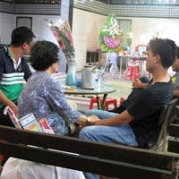 Những người đến đám tang chỉ biết im lặng, nắm tay chia buồn với cha bé Kiến Thành. Ảnh: Phạm Dũng Những người đến đám tang chỉ biết im lặng, nắm tay chia buồn với cha bé Kiến Thành. Ảnh: Phạm Dũng