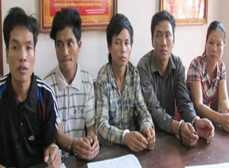 Nhất, Nghiệp, Nam, Vắt, Việt (từ phải qua) khi bị bắt giữ. Nhất, Nghiệp, Nam, Vắt, Việt (từ phải qua) khi bị bắt giữ.