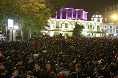 Không cần đợi đến đêm giao thừa Âm lịch, người Hà Nội vẫn đổ ra đường chào đón năm mới 2013.