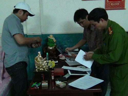 Cơ quan công an đã thu giữ hơn 200 triệu đồng tiền mặt, hàng chục thẻ tín dụng,nhiều điện thoại smart phone và laptop của 2 đường dây trên