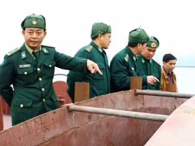 Tàu than vừa bị lực lượng biên phòng Cát Hải bắt giữ. Ảnh: Phạm Duẩn