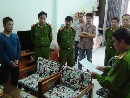 Lực lượng công an đọc lệnh bắt giữ Nguyễn Văn Vinh