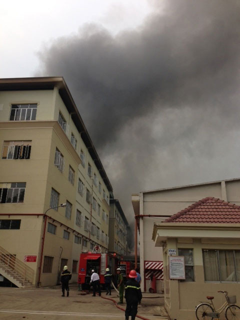 TP.HCM: Cháy kinh hoàng tại khu chế xuất Linh Trung 2 ảnh 4 TP.HCM: Cháy kinh hoàng tại khu chế xuất Linh Trung 2 ảnh 4