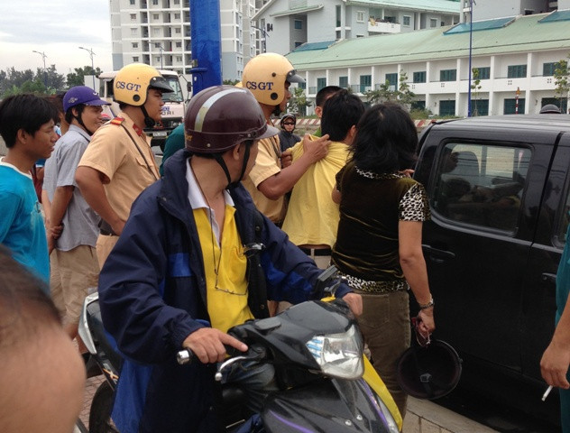 Người thiếu niên đánh mẹ được đưa lên xe cảnh sát về trụ sở Công an Người thiếu niên đánh mẹ được đưa lên xe cảnh sát về trụ sở Công an