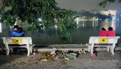 Thanh niên Hà Nội thản nhiên biến Hồ Gươm thành nơi tâm tình rất riêng tư.
