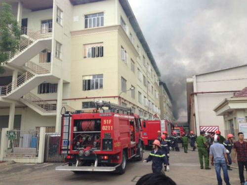 Cột khói cao bốc ngang trời Rất nhiều lực lượng được huy động để chữa cháy Các chiến sĩ PCCC tích cực dập tắt đám cháy Công nhân hoảng loạn bỏ chạy ra đường Cột khói cao bốc ngang trời Rất nhiều lực lượng được huy động để chữa cháy Các chiến sĩ PCCC tích cực dập tắt đám cháy Công nhân hoảng loạn bỏ chạy ra đường