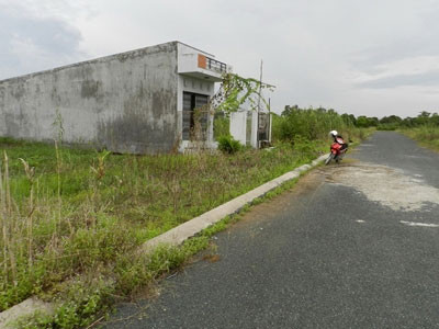 Khu dân cư ở phường Mỹ Phước cơ bản hoàn thành năm 2008, đến nay mới có một hộ vào ở. Ảnh: Hồng Lĩnh . Khu dân cư ở phường Mỹ Phước cơ bản hoàn thành năm 2008, đến nay mới có một hộ vào ở. Ảnh: Hồng Lĩnh .