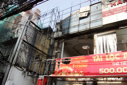 Ngân hàng Đại Tín bị cháy một phần phía trước. Ảnh: An Nhơn Ngân hàng Đại Tín bị cháy một phần phía trước. Ảnh: An Nhơn