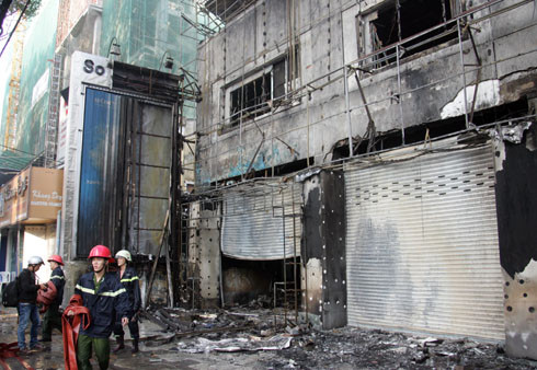 Trung tâm Sony rộng gần 600m2 bị cháy rụi. Ảnh: An Nhơn Trung tâm Sony rộng gần 600m2 bị cháy rụi. Ảnh: An Nhơn