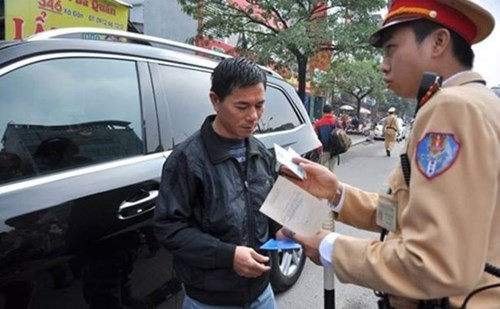 Xử phạt ô tô không mang giấy tờ gốc đang gây hoang mang dư luận (ảnh nguồn báo Sài Gòn Giải phóng). Xử phạt ô tô không mang giấy tờ gốc đang gây hoang mang dư luận (ảnh nguồn báo Sài Gòn Giải phóng).