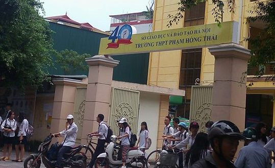 Sở Giáo dục và Đào tạo Hà Nội nên sớm trả lời đơn thư để công tác dạy và học ở Trường Phạm Hồng Thái sớm đi vào ổn định (ảnh Trinh Phúc). Sở Giáo dục và Đào tạo Hà Nội nên sớm trả lời đơn thư để công tác dạy và học ở Trường Phạm Hồng Thái sớm đi vào ổn định (ảnh Trinh Phúc).