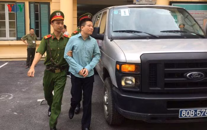Bị cáo Hà Văn Thắm được áp giải đến phiên tòa (ảnh vov.vn).
