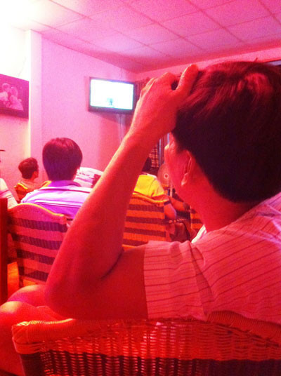 Một con độ vò đầu bứt tóc khi thua cược - Ảnh: NG.NAM