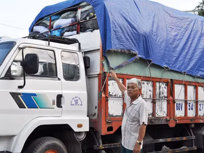 Anh Lê Thanh Sơn bên chiếc xe chở rác thải