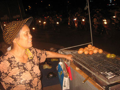 Trứng gà không rõ nguồn gốc được bày bán tràn lan dưới mác “trứng Thái”. Hữu Thông Trứng gà không rõ nguồn gốc được bày bán tràn lan dưới mác “trứng Thái”. Hữu Thông