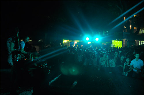 Sau ánh đèn sân khấu là sự lao động vất vả của các bạn trẻ làm nghề tổ chức sự kiện. Tuy nhiên, đi liền với hào quang là nhiều điều cám dỗ. 9X doi tinh lay nghe khi lam to chuc su kien