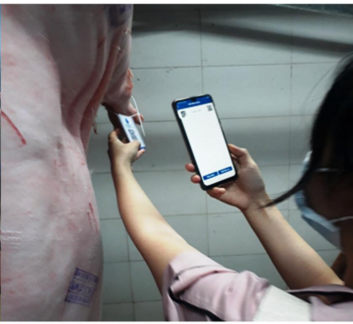 Chỉ cần một cái quét mã thì người tiêu dùng sẽ biết được nguồn gốc sản phẩm. Ảnh: NTH Chỉ cần một cái quét mã thì người tiêu dùng sẽ biết được nguồn gốc sản phẩm. Ảnh: NTH