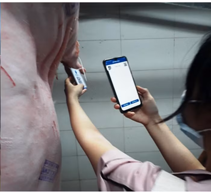 Chỉ cần một cái quét mã thì người tiêu dùng sẽ biết được nguồn gốc sản phẩm. Ảnh: NTH