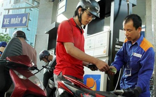 Mua mỗi lít xăng người dân phải "cõng" hơn 50% tiền thuế, phí - ảnh nguồn Báo Công Thương. Mua mỗi lít xăng người dân phải "cõng" hơn 50% tiền thuế, phí - ảnh nguồn Báo Công Thương.