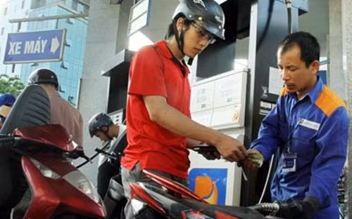 Mua mỗi lít xăng người dân phải "cõng" hơn 50% tiền thuế, phí - ảnh nguồn Báo Công Thương.