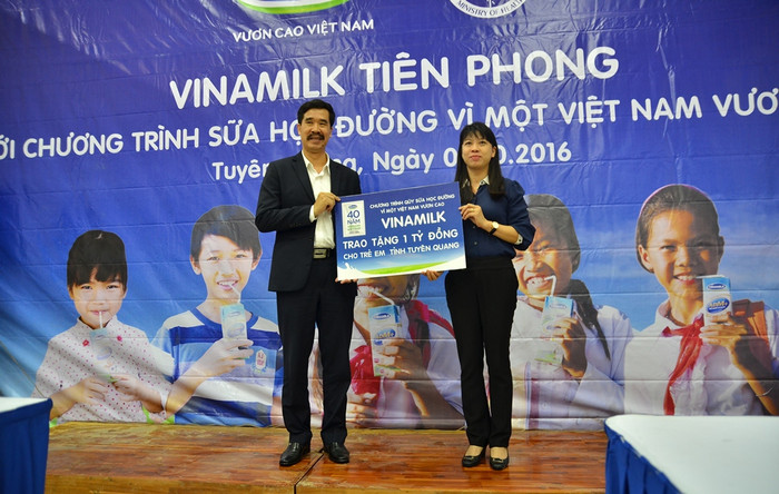 Ngoài ra, Vinamilk còn tặng riêng trẻ em tuyên quang 1 tỷ đồng chương trình sữa học đường. Ngoài ra, Vinamilk còn tặng riêng trẻ em tuyên quang 1 tỷ đồng chương trình sữa học đường.