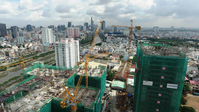 Kỹ sư, công nhân đang gấp rút hoàn thiện việc thi công tầng 9 của tháp Gold River View và sàn tầng 21 tháp B. Kỹ sư, công nhân đang gấp rút hoàn thiện việc thi công tầng 9 của tháp Gold River View và sàn tầng 21 tháp B.