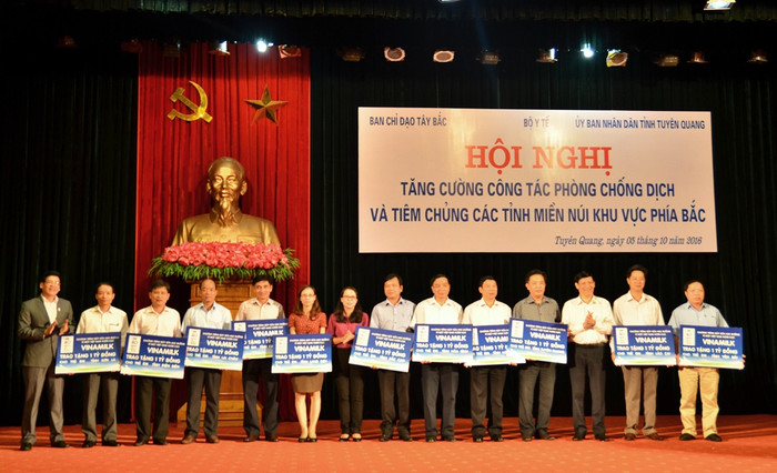 Vinamilk trao sữa cho 11 tỉnh thành miền núi Tây Bắc Vinamilk trao sữa cho 11 tỉnh thành miền núi Tây Bắc