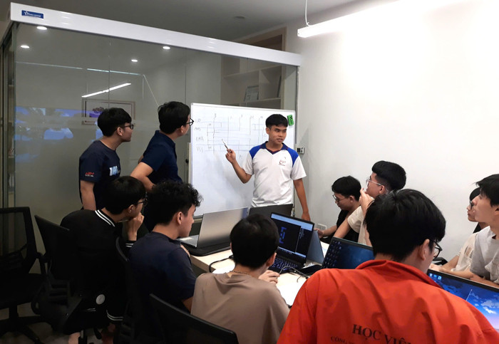 Lớp học thực tế Khoa Kỹ thuật điện tử (Học viện Công nghệ Bưu chính Viễn thông). Ảnh: NTCC. Lớp học thực tế Khoa Kỹ thuật điện tử Ptit.jpg