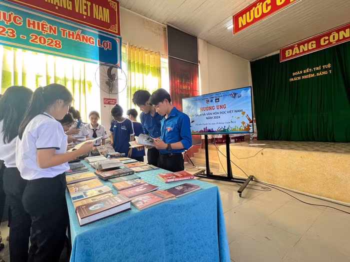 Học sinh Trường Trung học phổ thông Thạnh An (thành phố Cần Thơ) tham gia Ngày hội sách và văn hóa đọc năm 2024. Ảnh web trường .JPG