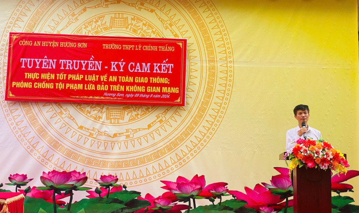 Thầy Đoàn Trọng Bình - Hiệu trưởng Trường Trung học phổ thông Lý Chính Thắng (Hà Tĩnh) phát biểu trong buổi tuyên truyền về an toàn giao thông. Ảnh: NVCC. anh-4-947.jpg