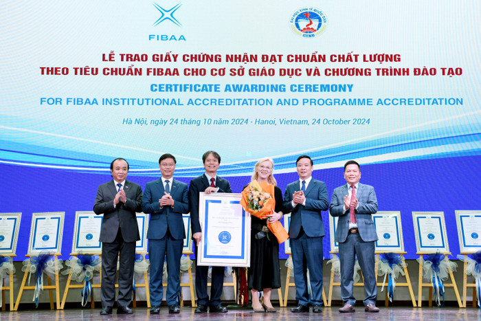 Bà Diane Freiberger - Tổng Giám đốc Tổ chức FIBAA đã công bố nghị quyết của Hội đồng kiểm định chất lượng, thuộc Tổ chức FIBAA về công nhận đạt chuẩn chất lượng đối với Trường Đại học Kinh tế Quốc dân và 15 chương trình đào tạo. DSC_1732 (Copy).JPG