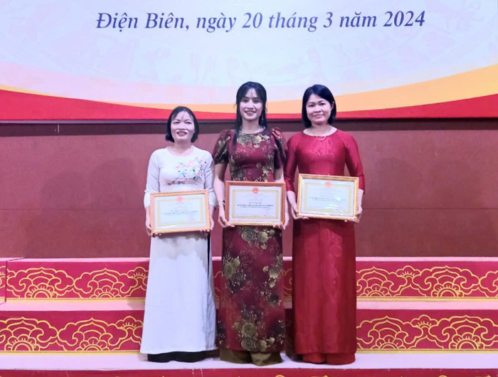 Cô Nguyễn Thị Chuyên (ngoài cùng, bên trái) đạt giải giáo viên dạy giỏi cấp tỉnh năm 2024. Ảnh NVCC. Cô Nguyễn Thị Chuyên (ngoài cùng, bên trái) đạt giải giáo viên dạy giỏi cấp tỉnh năm 2024. Ảnh NVCC.