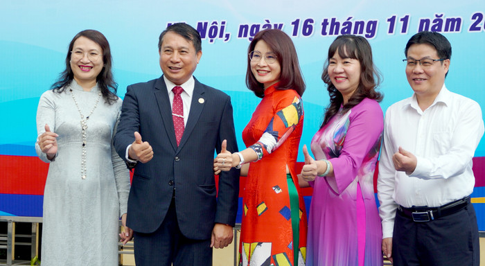 GDVN _ Ông Lê Hồng Quân - Bí thư Đảng ủy, Chủ tịch Hội đồng Trường chụp ảnh giao lưu với cán bộ viên chức trường (1).JPG