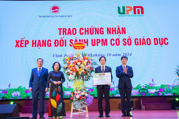 Giáo sư, Tiến sĩ Nguyễn Hữu Đức - Chủ tịch Sáng lập Hệ thống UPM và Tiến sĩ Hoàng Thị Xuân Hoa - Viện trưởng Viện Đổi mới sáng tạo UPM tặng hoa và trao Chứng nhận xếp hạng đối sánh UPM cơ sở giáo dục cho Trường Đại học Sư phạm Hà Nội 2. Giáo sư, Tiến sĩ Nguyễn Hữu Đức - Chủ tịch Sáng lập Hệ thống UPM và Tiến sĩ Hoàng Thị Xuân Hoa - Viện trưởng Viện Đổi mới sáng tạo UPM tặng hoa và trao Chứng nhận xếp hạng đối sánh UPM cơ sở giáo dục cho Trường Đại học Sư phạm Hà Nội 2.